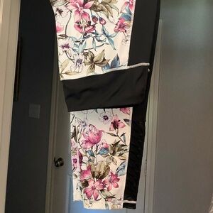 Ideology Floral & Blk Capri Leggings